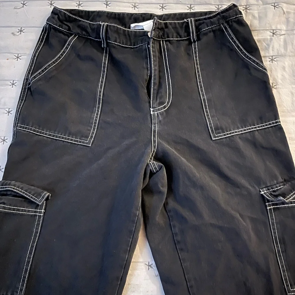 you love cargo pants? get a hold of these black cargos with white stitching. - Picture 1 of 2